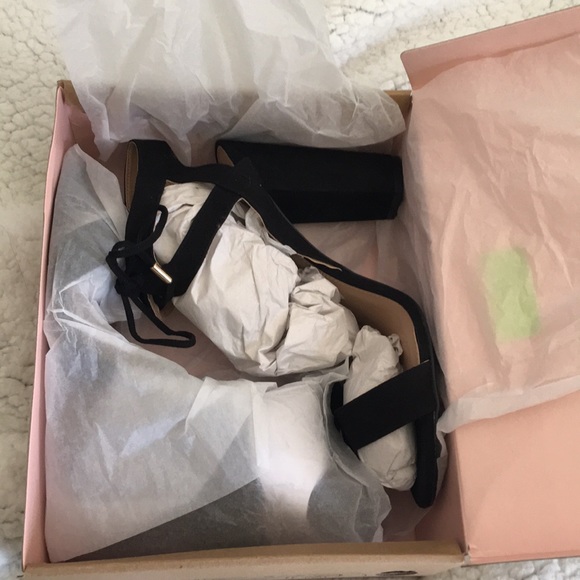 Black heels - Picture 3 of 4